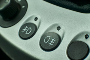 Botones con luces de advertencia de los faros antiniebla y faros de un automóvil moderno